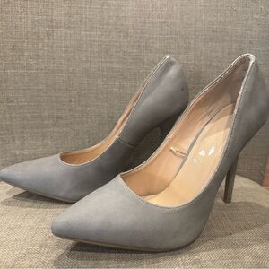Wild Diva size 7.5 gray 4 inch closed toe heels